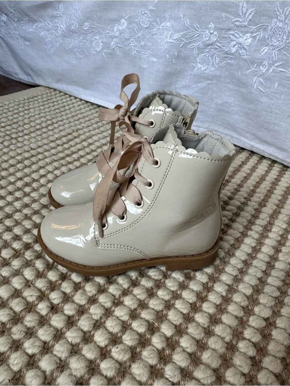 L’amour Josephine Scallop Boot Patent Cream size 7 (Toddler)